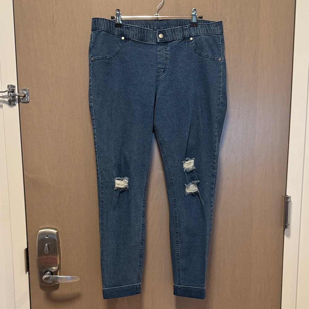 Utopia L Pull on Distressed Jeans